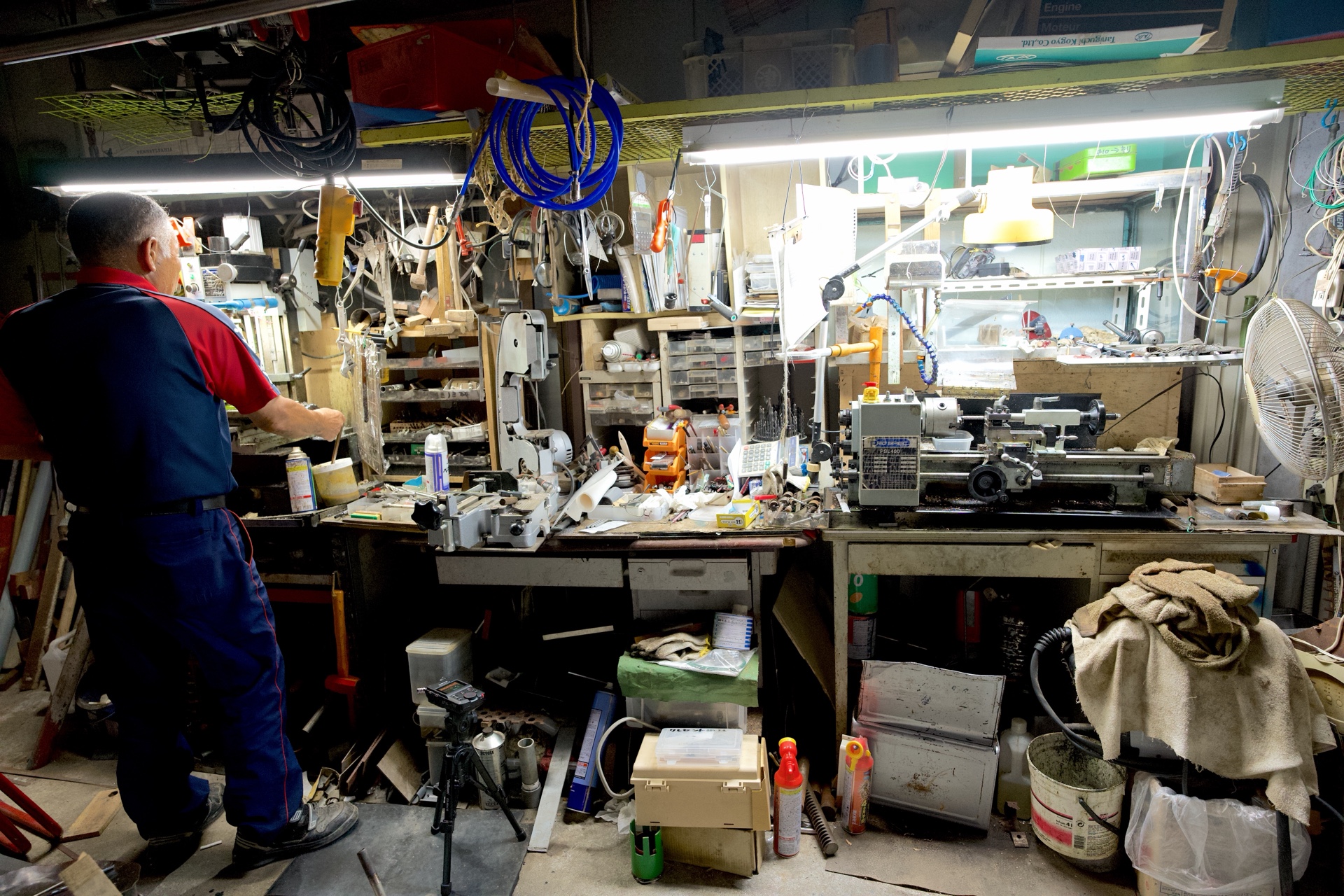 工房で旋盤を操作し部品を作る店主